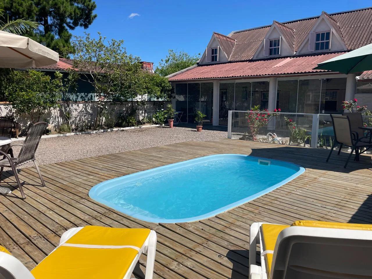 TG106 - Casa com 5 quartos e piscina